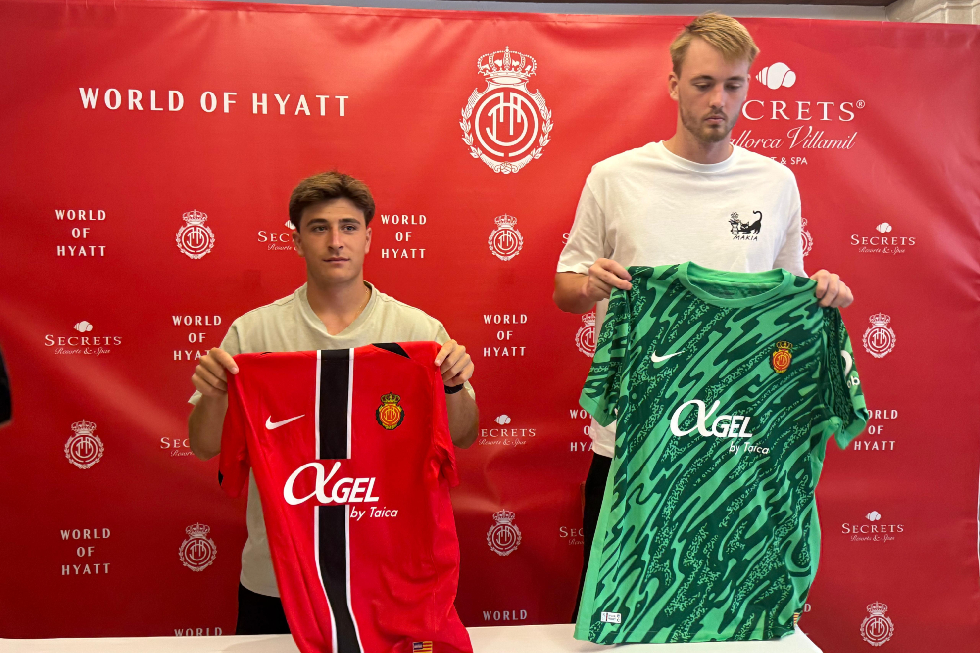 Pablo Torre (izquierda) y Lucas Bergström (derecha), en su presentación oficial con el Mallorca.
