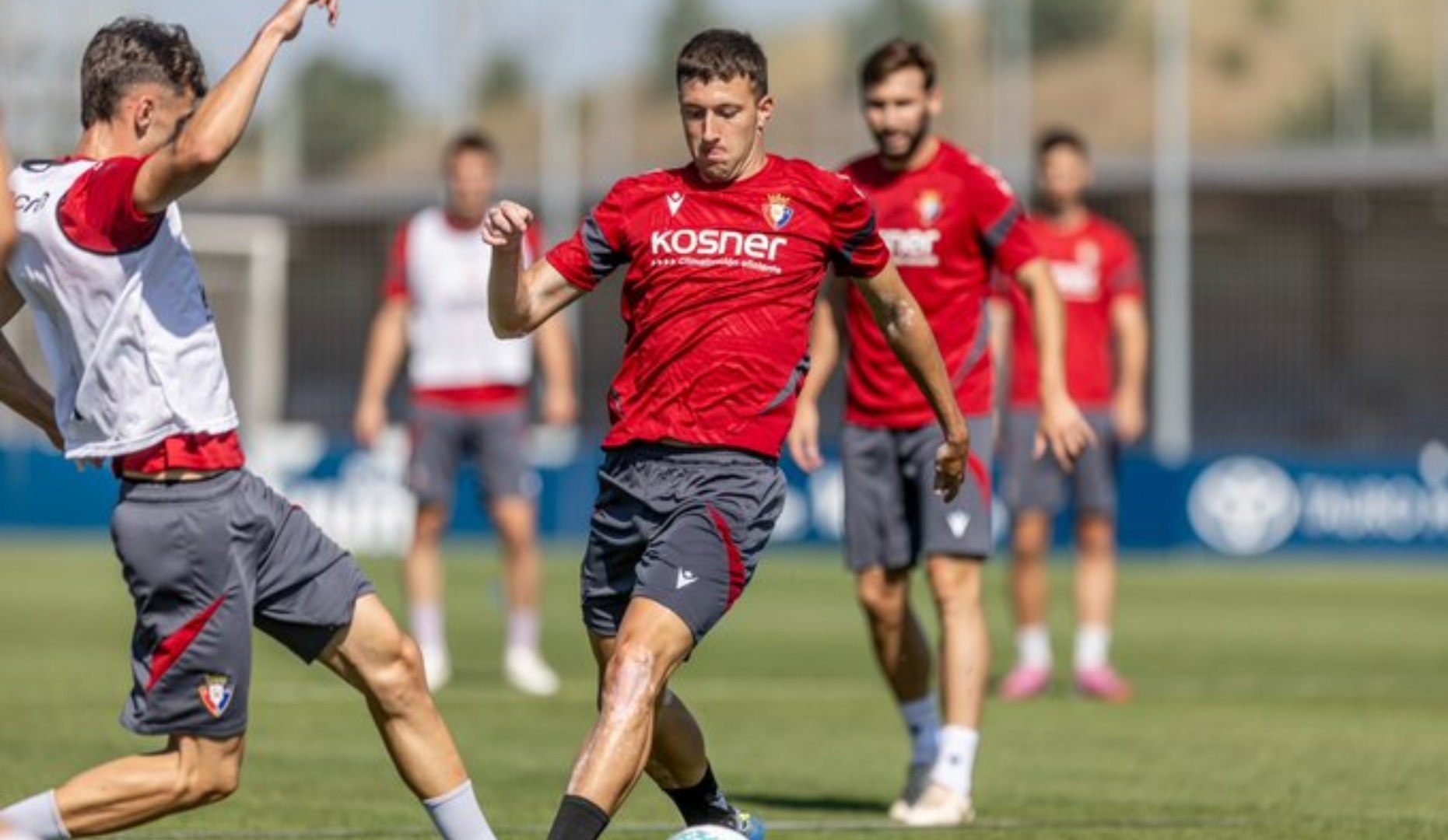 El jugador se ejercita al margen a la espera de que se resuelva su futuro